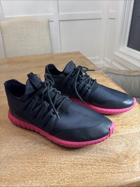 Adidas Tubular Radial sneakers in a Core Black and Equipment Pink Mens 12